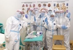 Galeria | WUMed | COVID - Zajęcia praktyczne na pielęgniarstwie | Zdjęcie: 1