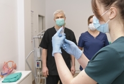 Galeria | WUMed | COVID - Zajęcia praktyczne na pielęgniarstwie | Zdjęcie: 27