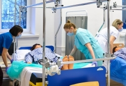 Galeria | WUMed | Ćwiczenia w pracowniach pielęgniarstwa | Zdjęcie: 1