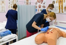 Galeria | WUMed | Ćwiczenia w pracowniach pielęgniarstwa | Zdjęcie: 22