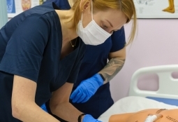 Galeria | WUMed | Ćwiczenia w pracowniach pielęgniarstwa | Zdjęcie: 23