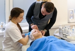 Galeria | WUMed | Zaawansowane techniki peeling'u - warsztaty dla studentów kosmetologii | Zdjęcie: 7
