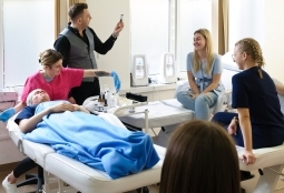 Galeria | WUMed | Zaawansowane techniki peeling'u - warsztaty dla studentów kosmetologii | Zdjęcie: 38