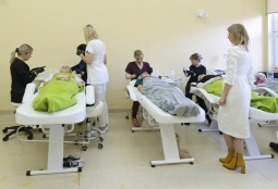 Galeria | WUMed | Techniki przeciwstarzeniowe - warsztaty dla studentów kosmetologii | Zdjęcie: 4