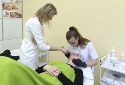 Galeria | WUMed | Techniki przeciwstarzeniowe - warsztaty dla studentów kosmetologii | Zdjęcie: 37